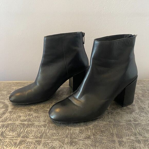 STUART WEITZMAN Black Leather Ankle Booties - Size 8.5 M - Picture 1 of 14